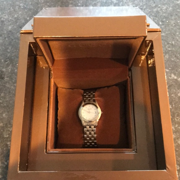 Women’s Gucci Mother of Pearl w/Diamonds Watch - Picture 6 of 7